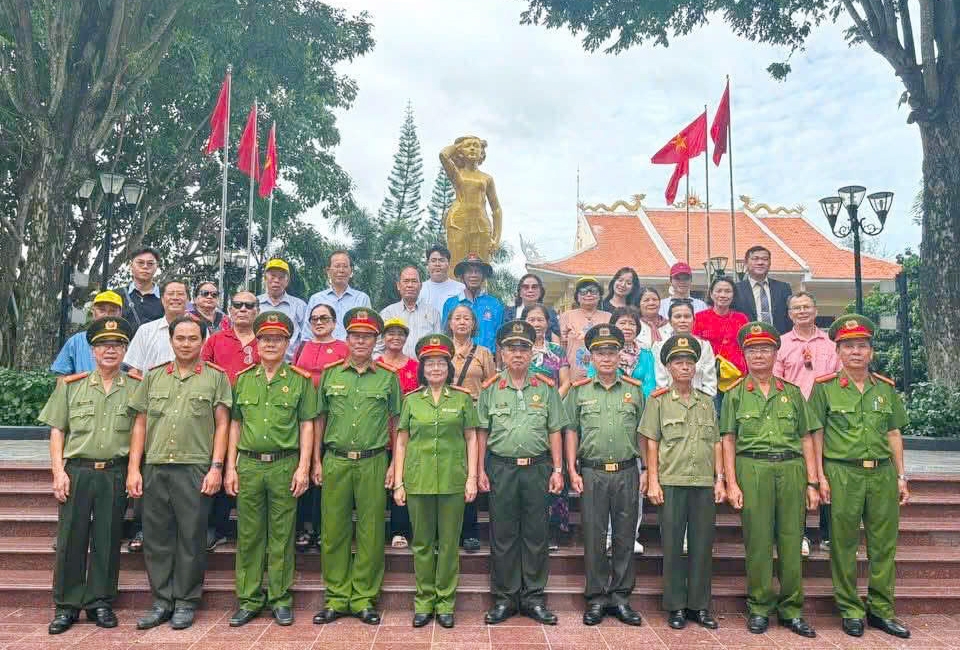 Hội Cựu CAND phường Chợ Lớn, TP.HCM dâng hương tưởng niệm Anh hùng liệt sĩ Võ Thị Sáu