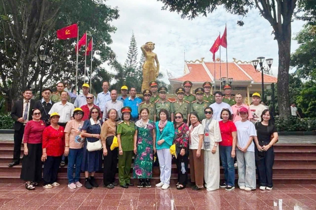 Hội Cựu CAND phường Chợ Lớn, TP.HCM dâng hương tưởng niệm Anh hùng liệt sĩ Võ Thị Sáu