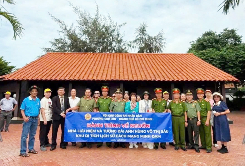 Hội Cựu CAND phường Chợ Lớn, TP.HCM dâng hương tưởng niệm Anh hùng liệt sĩ Võ Thị Sáu