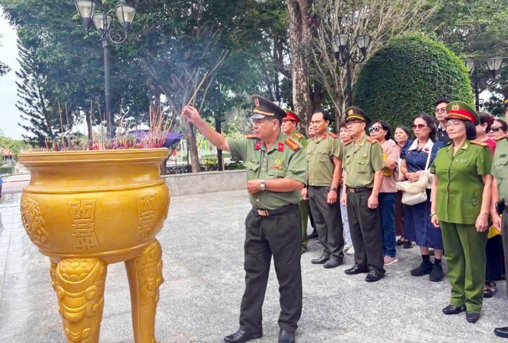 Hội Cựu CAND phường Chợ Lớn, TP.HCM dâng hương tưởng niệm Anh hùng liệt sĩ Võ Thị Sáu