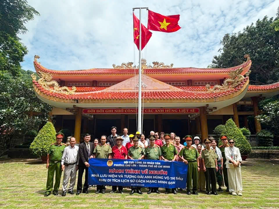 Hội Cựu CAND phường Chợ Lớn, TP.HCM dâng hương tưởng niệm Anh hùng liệt sĩ Võ Thị Sáu
