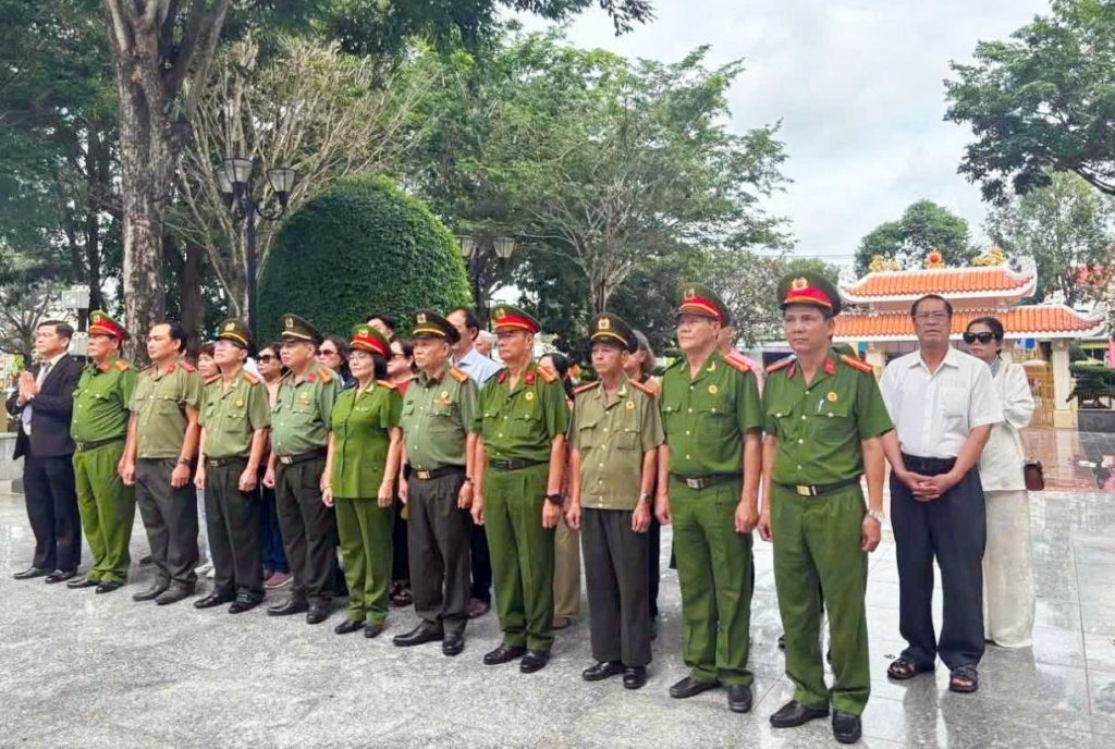 Hội Cựu CAND phường Chợ Lớn, TP.HCM dâng hương tưởng niệm Anh hùng liệt sĩ Võ Thị Sáu