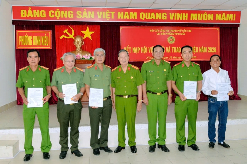 Cần Thơ: Chi hội Cựu CAND phường Ninh Kiều tiếp tục kết nạp hội viên mới