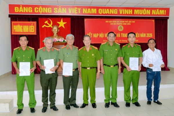 Cần Thơ: Chi hội Cựu CAND phường Ninh Kiều tiếp tục kết nạp hội viên mới