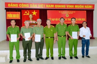 Cần Thơ: Chi hội Cựu CAND phường Ninh Kiều tiếp tục kết nạp hội viên mới