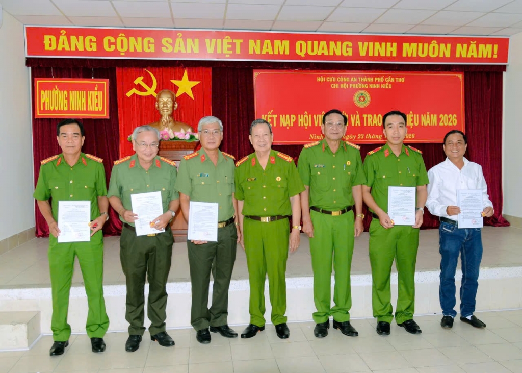 Cần Thơ: Chi hội Cựu CAND phường Ninh Kiều tiếp tục kết nạp hội viên mới