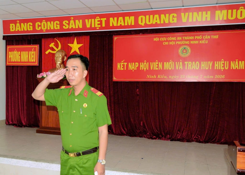 Cần Thơ: Chi hội Cựu CAND phường Ninh Kiều tiếp tục kết nạp hội viên mới