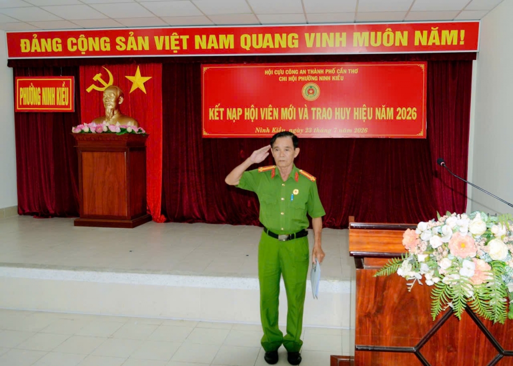 Cần Thơ: Chi hội Cựu CAND phường Ninh Kiều tiếp tục kết nạp hội viên mới