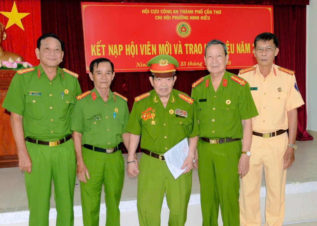 Cần Thơ: Chi hội Cựu CAND phường Ninh Kiều tiếp tục kết nạp hội viên mới