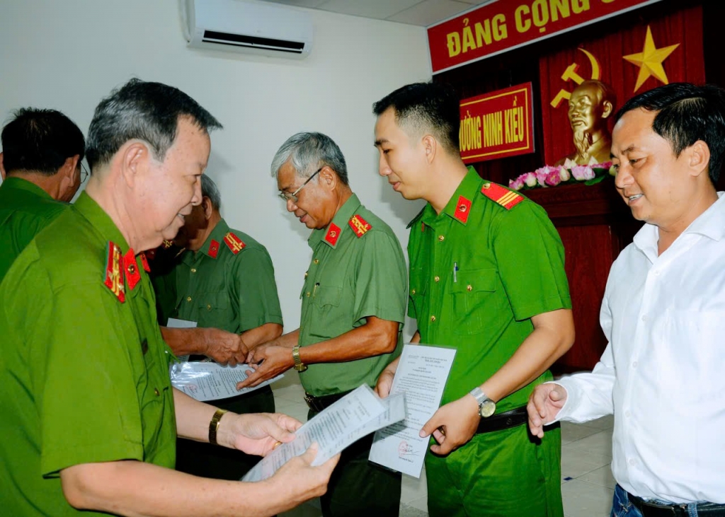 Cần Thơ: Chi hội Cựu CAND phường Ninh Kiều tiếp tục kết nạp hội viên mới