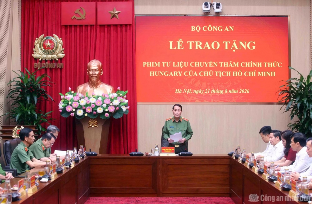 Bộ Công an trao tặng phim tư liệu quý về Chủ tịch Hồ Chí Minh