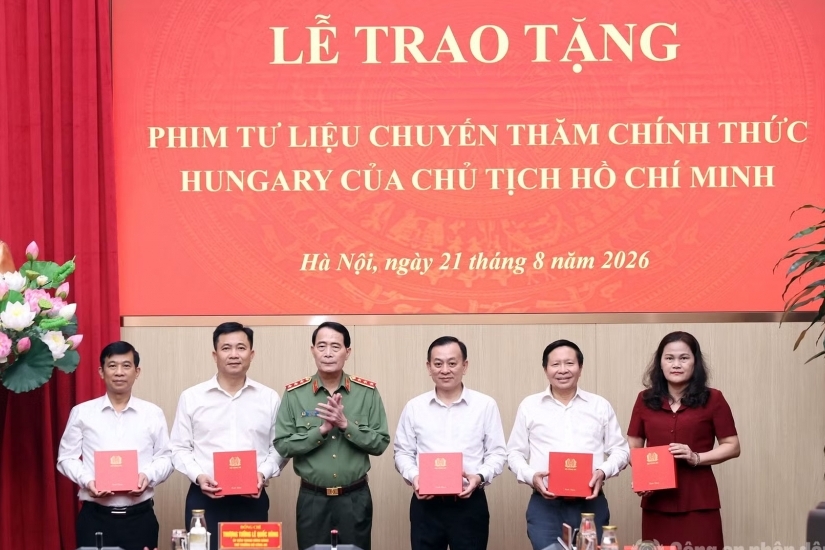 Bộ Công an trao tặng phim tư liệu quý về Chủ tịch Hồ Chí Minh
