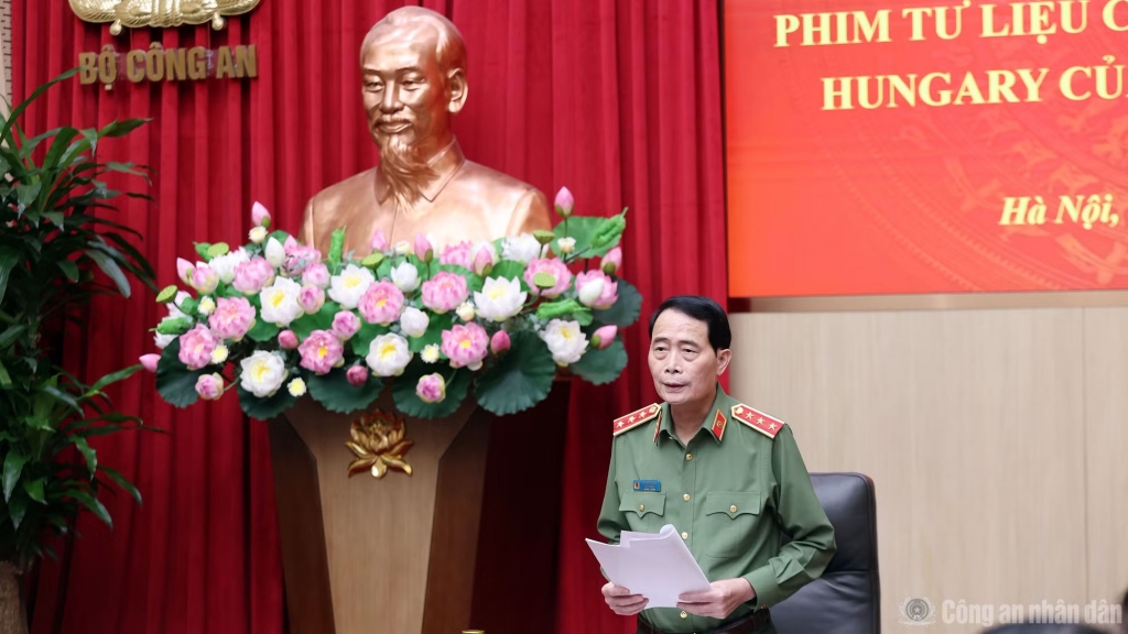 Bộ Công an trao tặng phim tư liệu quý về Chủ tịch Hồ Chí Minh
