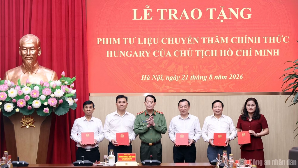 Bộ Công an trao tặng phim tư liệu quý về Chủ tịch Hồ Chí Minh