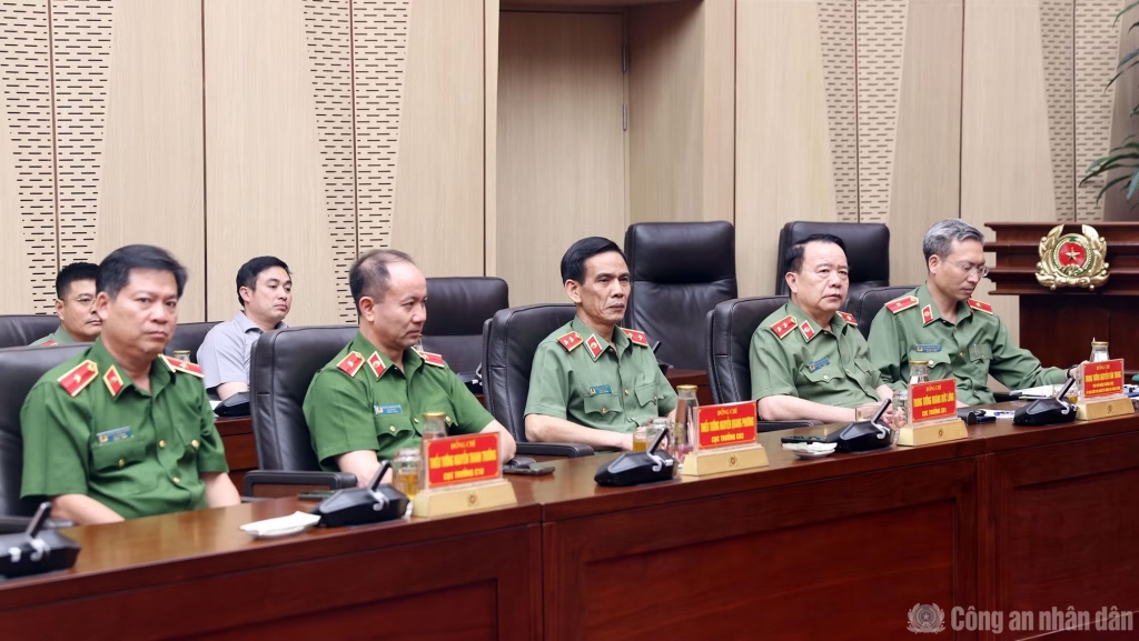 Bộ Công an trao tặng phim tư liệu quý về Chủ tịch Hồ Chí Minh