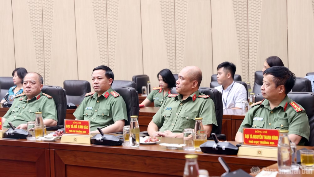 Bộ Công an trao tặng phim tư liệu quý về Chủ tịch Hồ Chí Minh