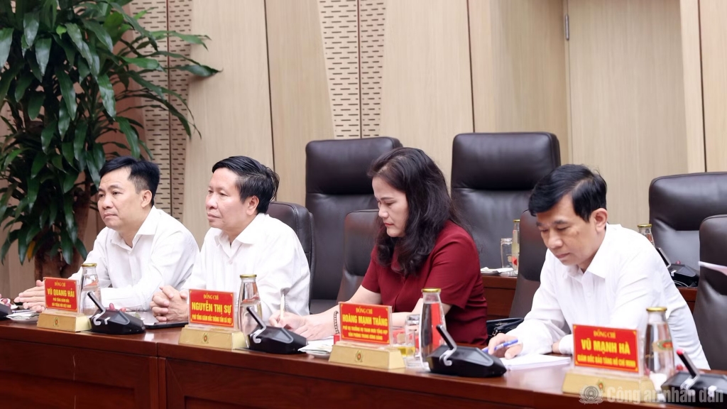 Bộ Công an trao tặng phim tư liệu quý về Chủ tịch Hồ Chí Minh