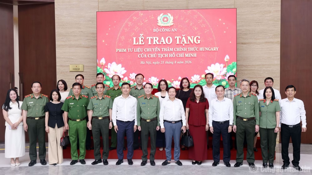 Bộ Công an trao tặng phim tư liệu quý về Chủ tịch Hồ Chí Minh