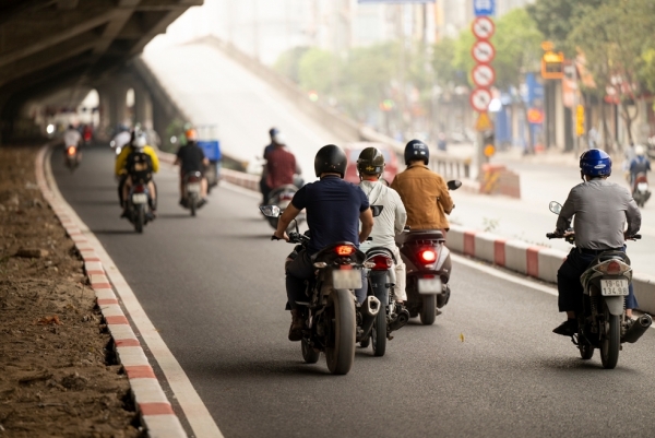 Điều gì xảy ra trong một phần giây khi người đi xe máy phanh gấp?