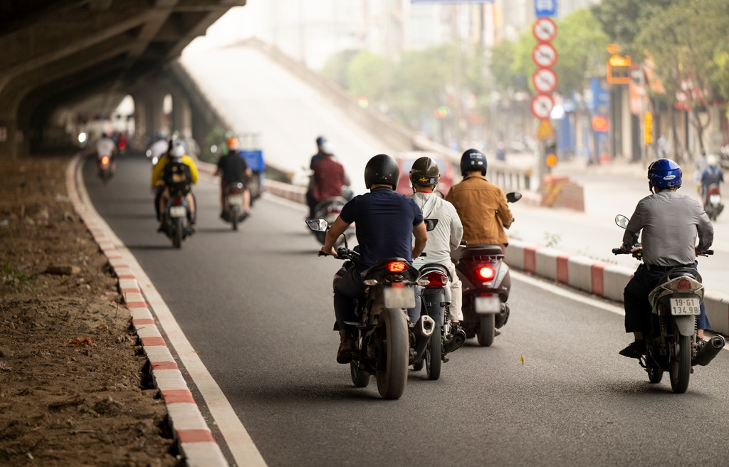 Điều gì xảy ra trong một phần giây khi người đi xe máy phanh gấp?