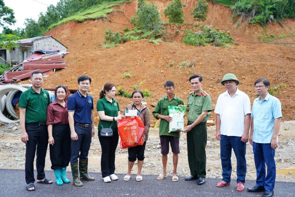 Hội Cựu CAND tỉnh Lạng Sơn trao tặng 720 triệu đồng hỗ trợ người dân vùng bão lũ