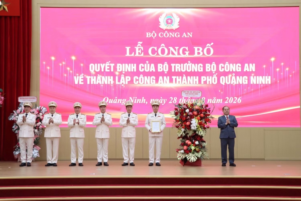 Công bố Quyết định thành lập Công an thành phố Quảng Ninh