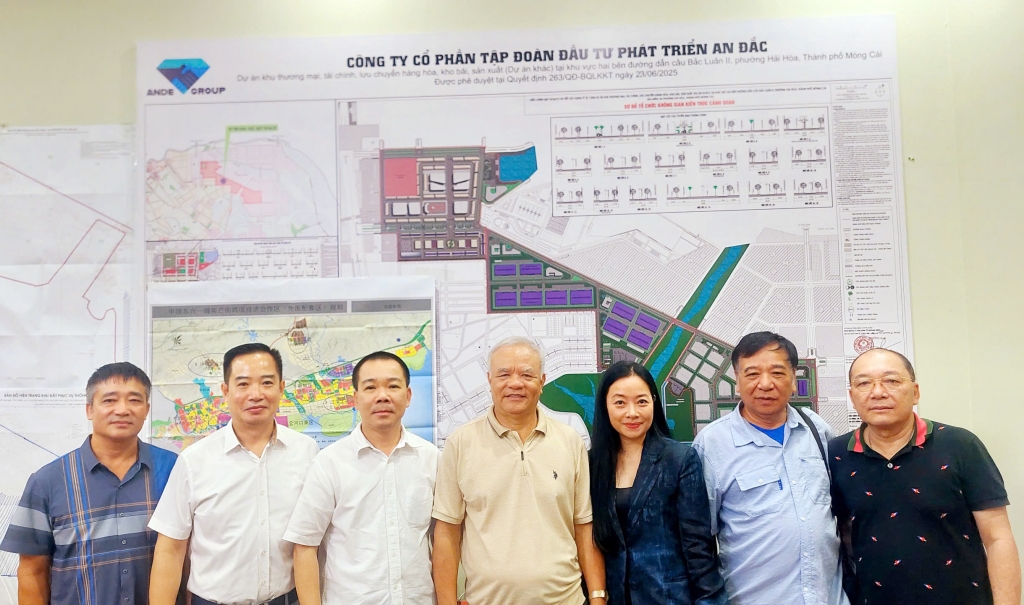 Ban liên lạc Công an hưu trí 19/5 Thăng Long - Hà Nội trải nghiệm Khu kinh tế cửa khẩu Móng Cái