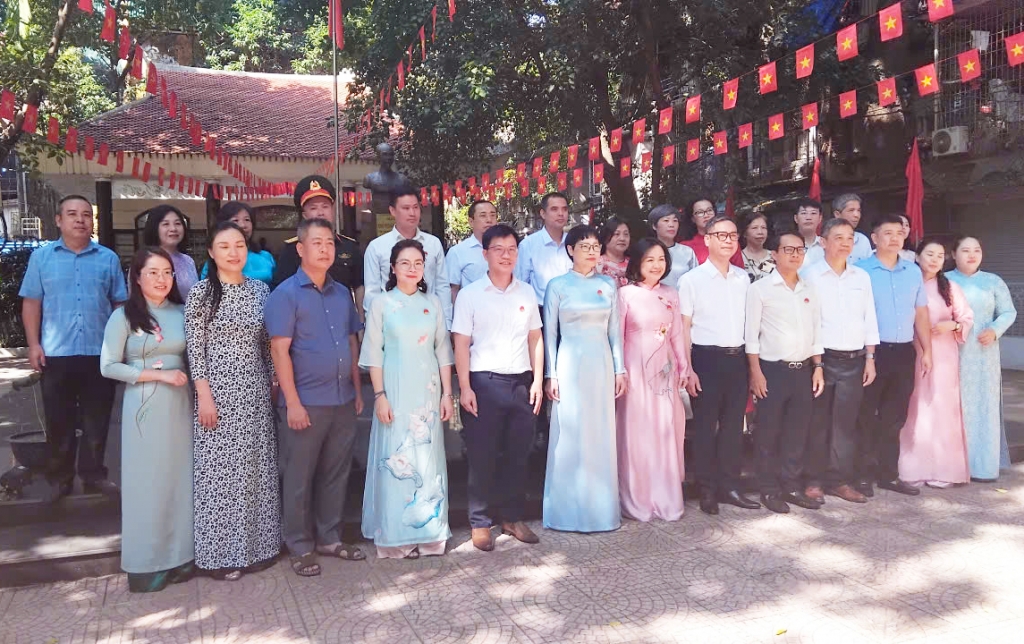Phường Kim Liên: Dâng hương tại Nhà lưu niệm Bác Hồ dịp 2/9 và 55 năm Ngày mất của Người