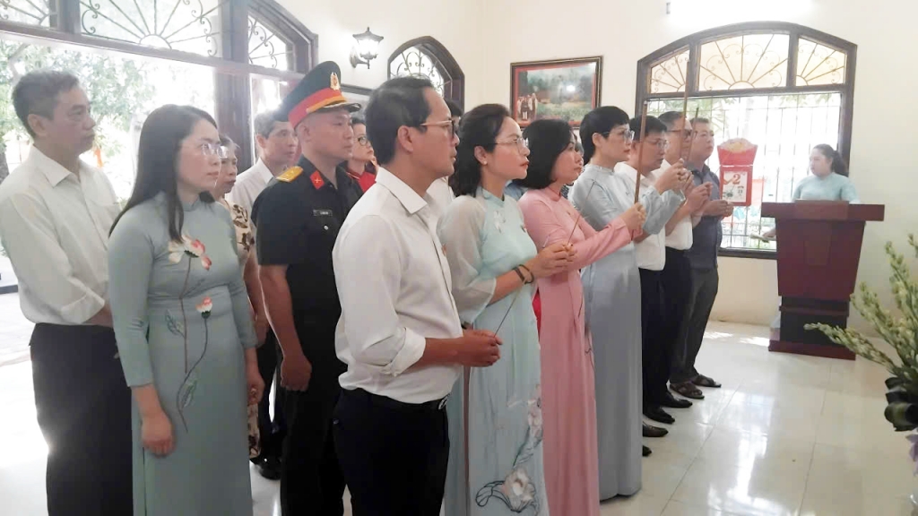Phường Kim Liên: Dâng hương tại Nhà lưu niệm Bác Hồ dịp 2/9 và 55 năm Ngày mất của Người