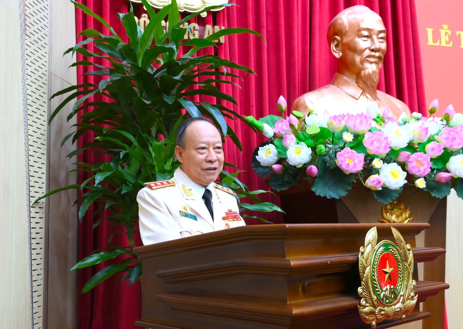 Thượng tướng Lê Quý Vương, nhận Huy hiệu 45 năm tuổi Đảng