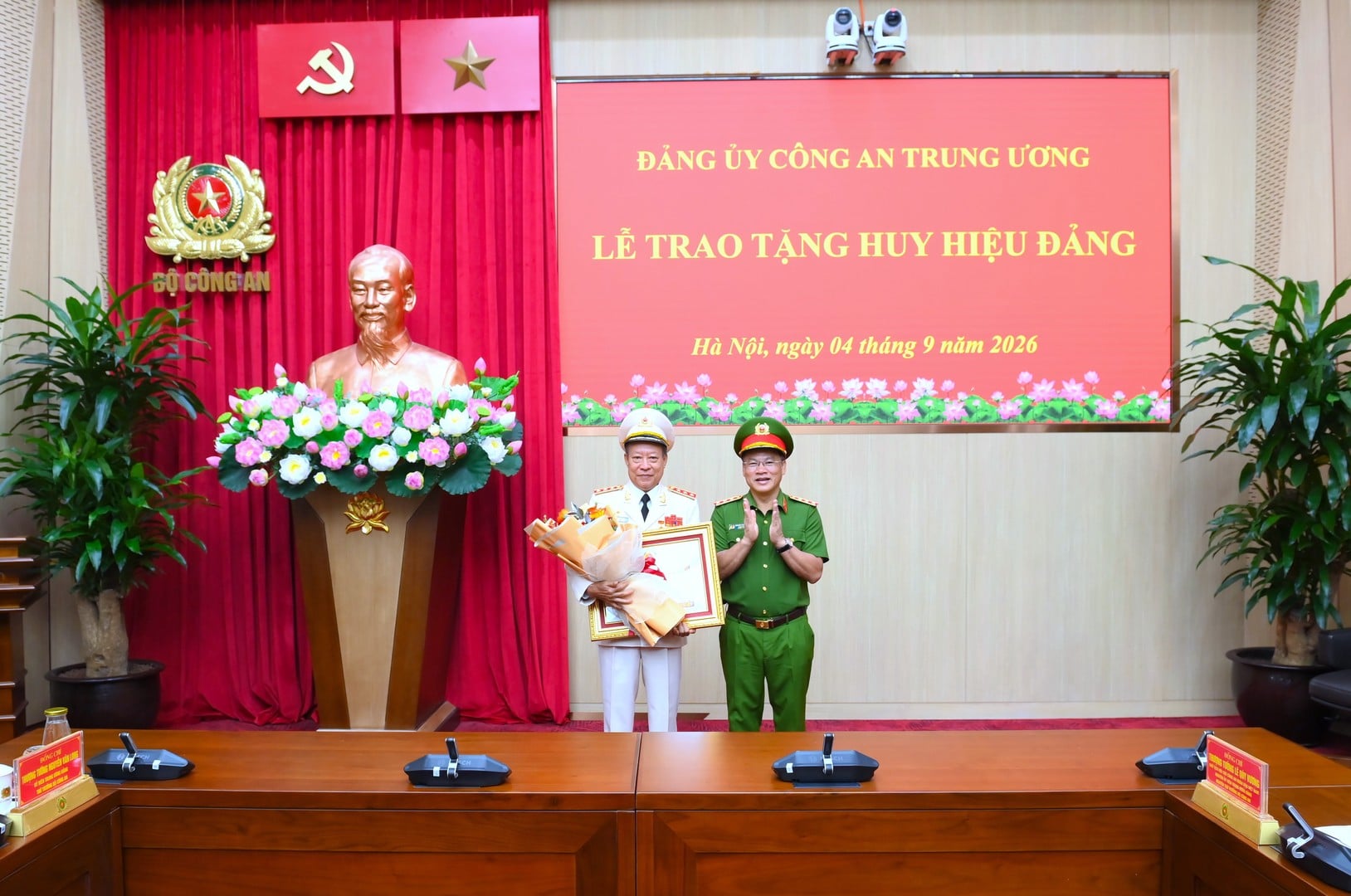 Thượng tướng Lê Quý Vương, nhận Huy hiệu 45 năm tuổi Đảng