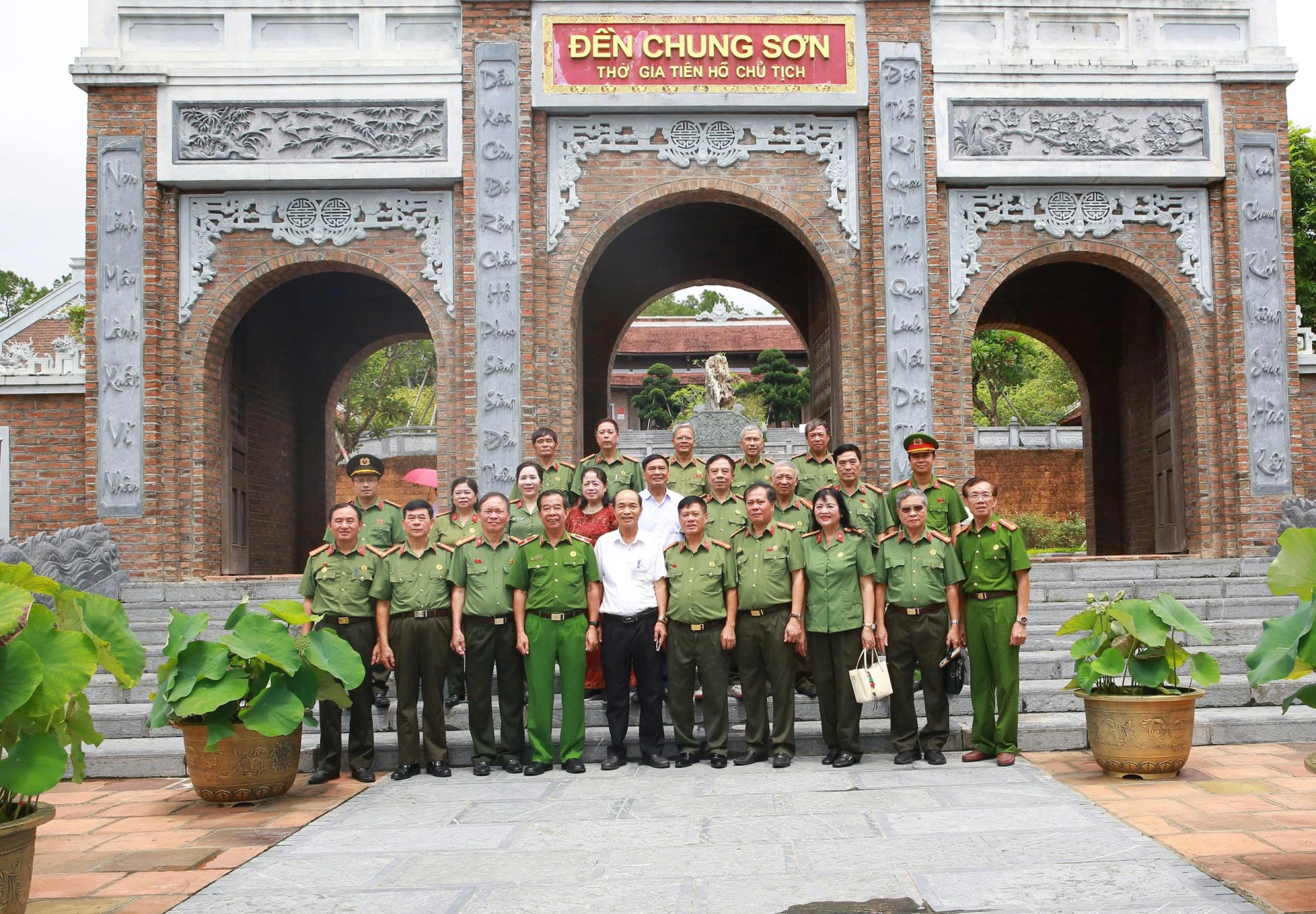 Đoàn đại biểu Hội Cựu CAND tỉnh Ninh Bình tổ chức sinh hoạt chính trị tại Nghệ An