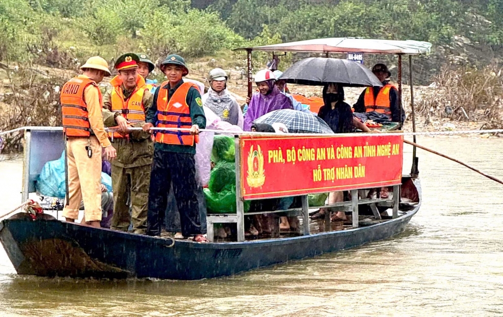 Bộ Công an và Công an tỉnh Nghệ An hỗ trợ phà giúp dân bị chia cắt do mưa lũ