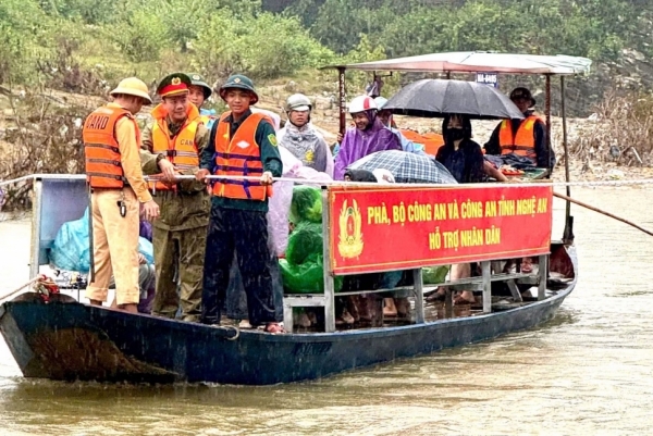 Bộ Công an và Công an tỉnh Nghệ An hỗ trợ phà giúp dân bị chia cắt do mưa lũ