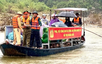 Bộ Công an và Công an tỉnh Nghệ An hỗ trợ phà giúp dân bị chia cắt do mưa lũ