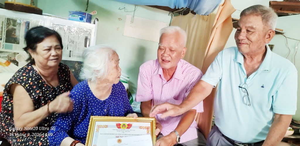 Cần Thơ: Hội Cựu CAND các xã, phường đến tận nhà chúc thọ hội viên