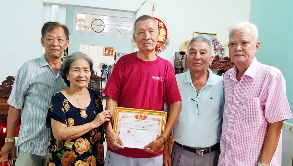 Cần Thơ: Hội Cựu CAND các xã, phường đến tận nhà chúc thọ hội viên