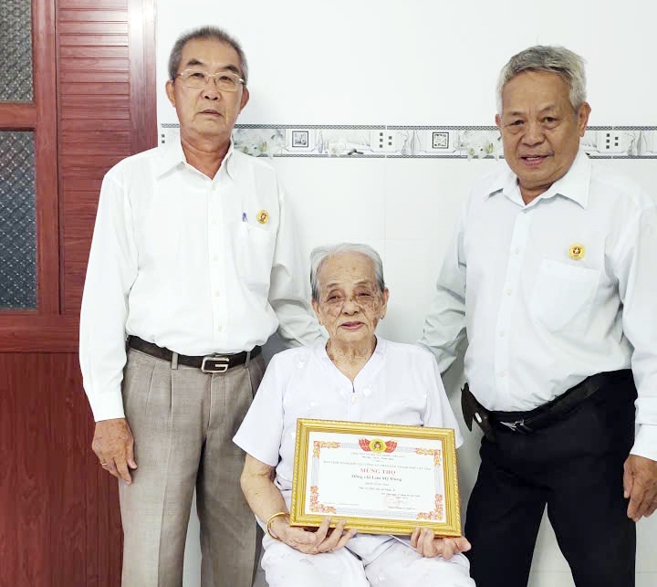 Cần Thơ: Hội Cựu CAND các xã, phường đến tận nhà chúc thọ hội viên
