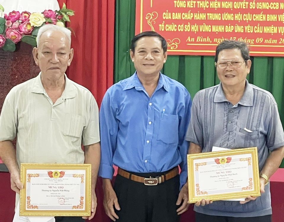 Cần Thơ: Hội Cựu CAND các xã, phường đến tận nhà chúc thọ hội viên