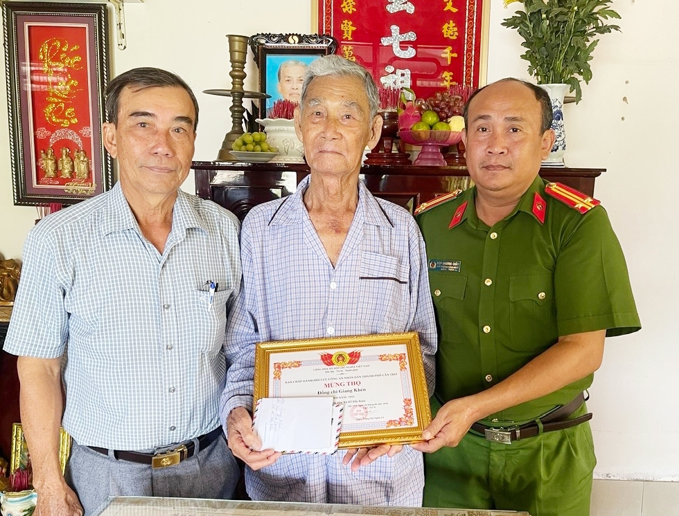 Hội Cựu CAND các xã, phường tại TP Cần Thơ chúc thọ hội viên cao tuổi