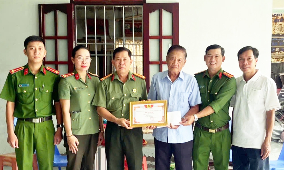 Hội Cựu CAND các xã, phường tại TP Cần Thơ chúc thọ hội viên cao tuổi