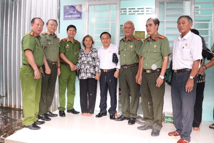 Bàn giao "Nhà nghĩa tình đồng đội" cho hội viên Hội Cựu CAND tỉnh Vĩnh Long