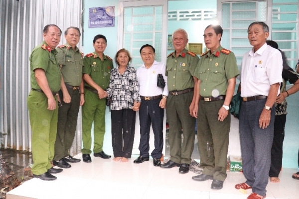 Bàn giao "Nhà nghĩa tình đồng đội" cho hội viên Hội Cựu CAND tỉnh Vĩnh Long