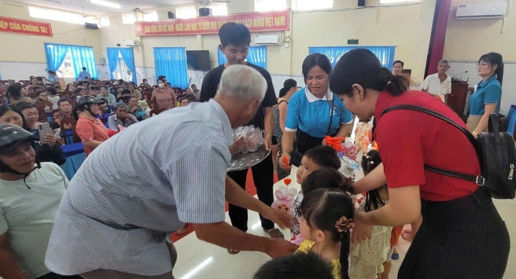 Vĩnh Long: Hội Cựu CAND xã Mỹ Long chăm lo Tết Trung thu cho các cháu thiếu nhi ấp Bến Đáy