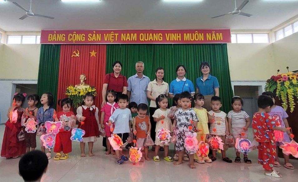 Vĩnh Long: Hội Cựu CAND xã Mỹ Long chăm lo Tết Trung thu cho các cháu thiếu nhi ấp Bến Đáy