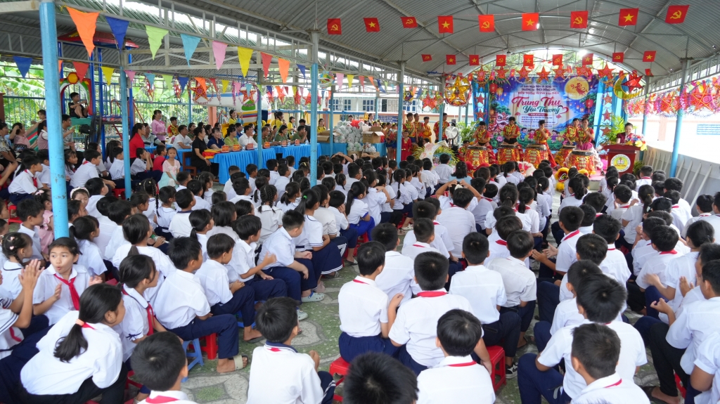 Hội Cựu CAND tỉnh Đồng Tháp mang Tết Trung thu trọn vẹn đến học sinh xã Đồng Sơn