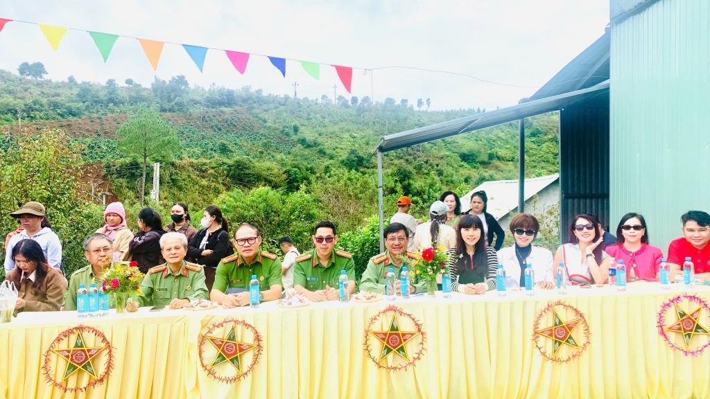 Hội Cựu CAND tỉnh Quảng Ngãi chung tay mang Trung thu ấm áp đến trẻ em vùng cao Măng Ri