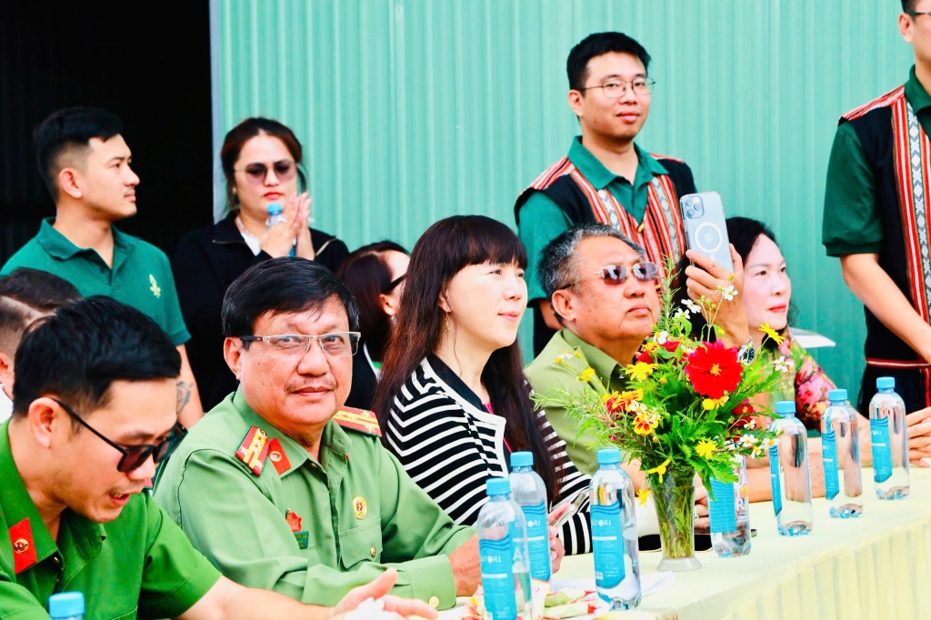 Hội Cựu CAND tỉnh Quảng Ngãi chung tay mang Trung thu ấm áp đến trẻ em vùng cao Măng Ri