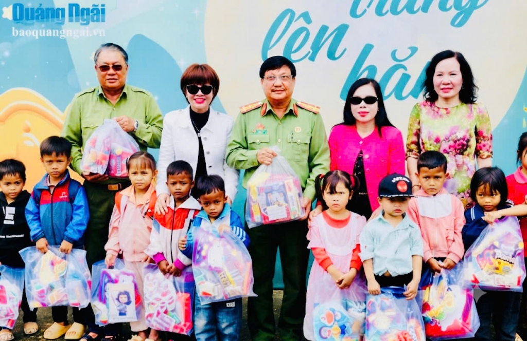 Hội Cựu CAND tỉnh Quảng Ngãi chung tay mang Trung thu ấm áp đến trẻ em vùng cao Măng Ri