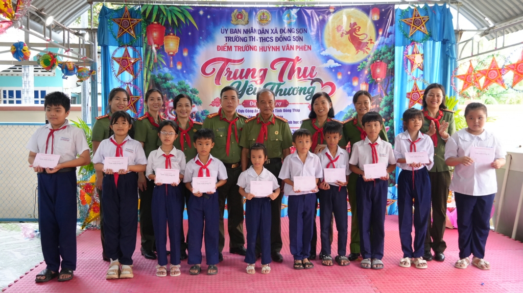 Hội Cựu CAND tỉnh Đồng Tháp mang Tết Trung thu trọn vẹn đến học sinh xã Đồng Sơn